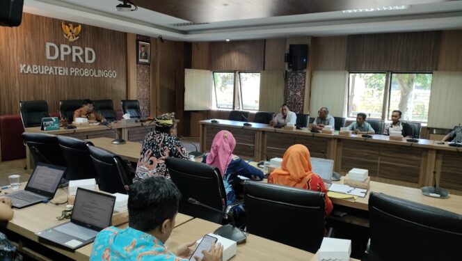 
					Sejumlah pengusaha tambang di Probolinggo mendatangi Kantor Dewan Perwakilan Rakyat Daerah (DPRD) Kabupaten Probolinggo pada Kamis (20/07/2023). Foto: Istimewa