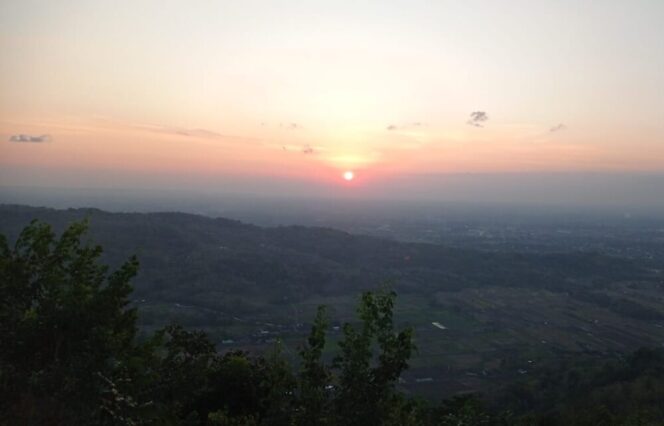 
					Tersirat bait-bait ini kala diriku menatap senja kala itu. (Foto; Istimewa)