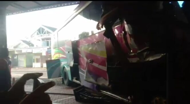 
					Kecelakaan Maut Bus Tiara VS Truk di Kabupaten Situbondo. (Foto; ist/ilustrasi)