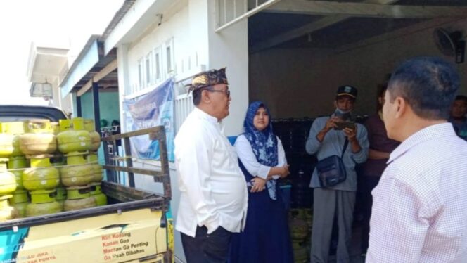 
					Pemerintah Kabupaten (Pemkab) Probolinggo sidak mendatangi pangkalan Gas LPG 3kg, Jum'at (28/07/2023). (Foto: Pemkab Probolinggo)