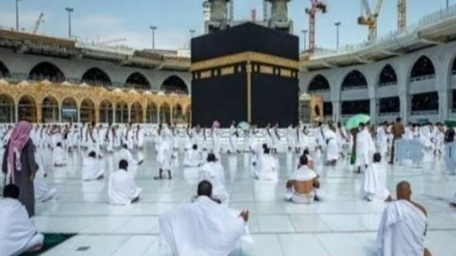 
					Jema'ah Haji Saat berada di depan Ka'bah. (Foto; ist/ilustrasi)