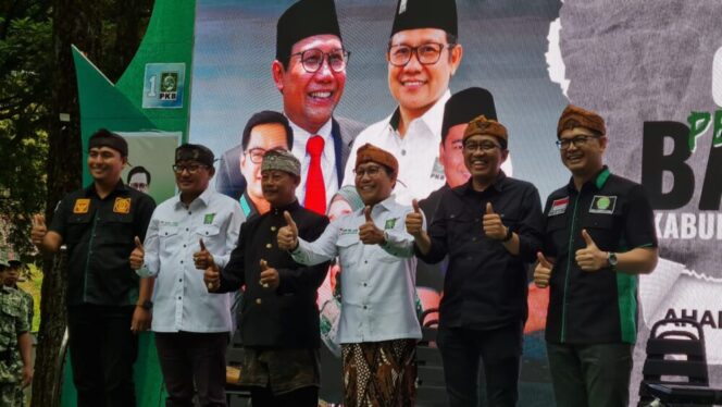 
					Saat dinobatkan sebagai warga kehormatan masyarakat Suku Tengger. (Foto; SRI)