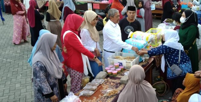 
					Camat Krejengan, Bambang Heriwahjudi saat berkunjung di Bazar Expo Desa Patemon, pada Kamis (17/08/2023). (Foto: Hamdan/Suararakyatindo.com)