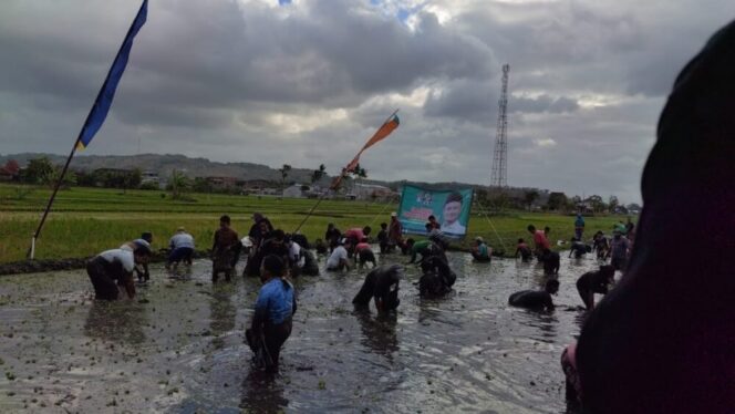 
					Saat mengikuti perlombaan tangkap ikan lele. (Foto; SRI)