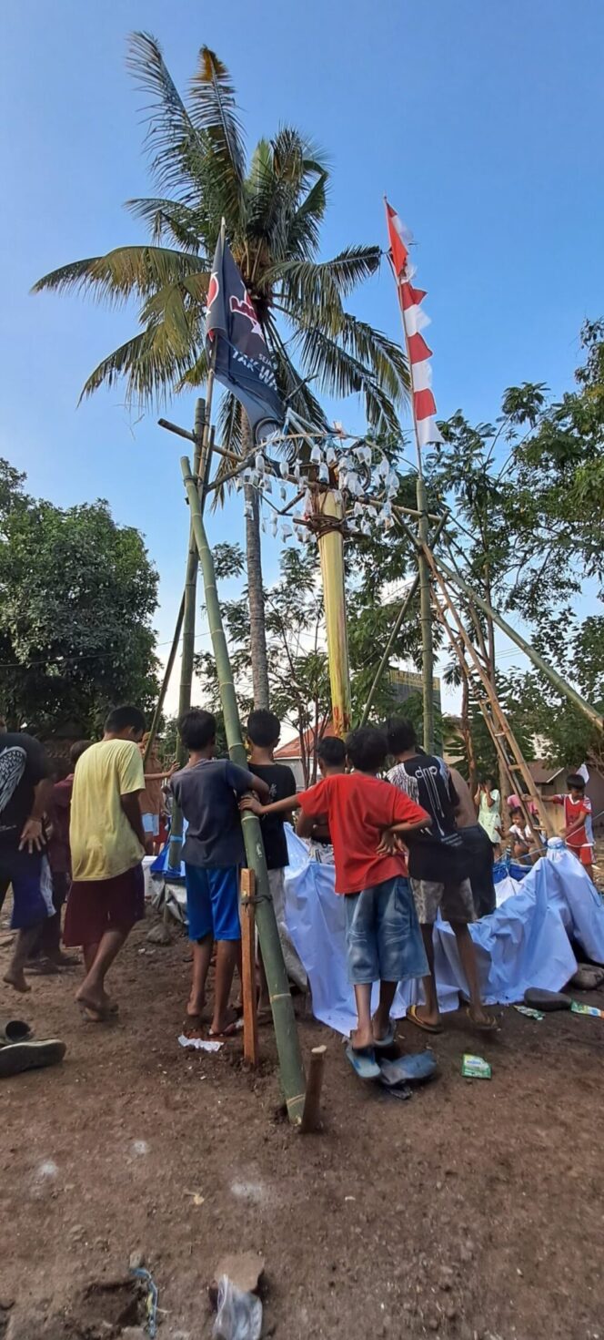 
					Saat perlombaan panjat Gedebok di mulai. (Foto; SRI)