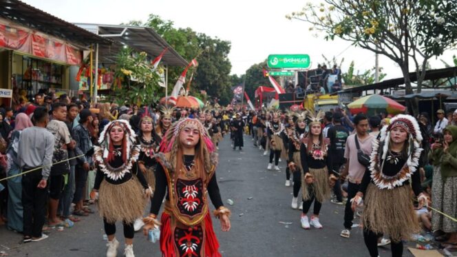 
					Pemuda Lacor Family Ikut etno Carnival. (Foto; SRI)