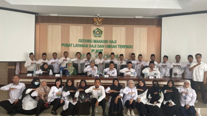 
					Peserta yang ikut dalam acara penyuluhan Hukum Regulasi Moderasi Agama saat foto bersama. (Foto; SRI)