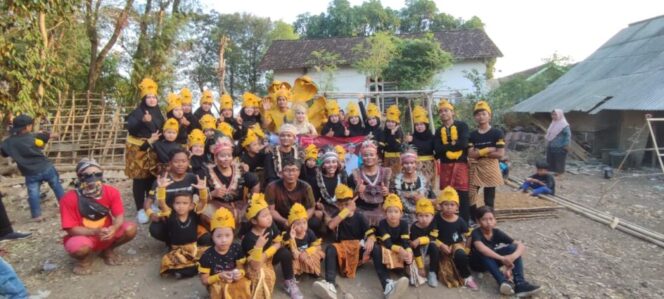 
					Peserta carnaval saat foto bersama dengan memakai busana nyi Blorong. (Foto; SRI)