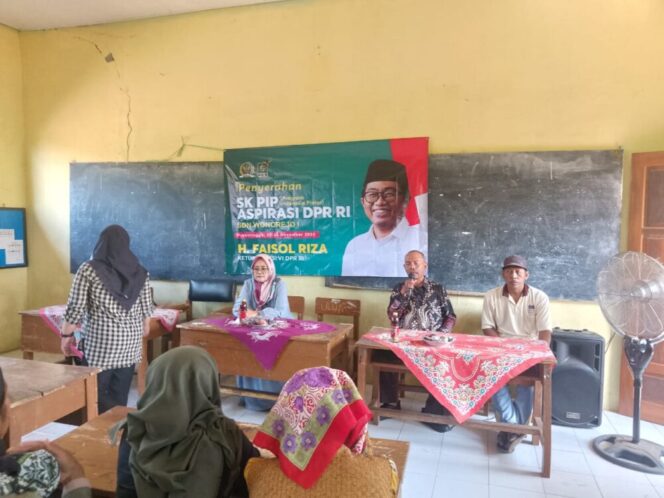 
					Saat penyerahan SK PIP kepada sekolah SD. (Foto; SRI)