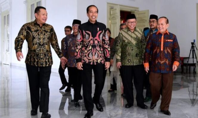 
					Presiden Joko Widodo saat bertemu pejabat negara. (Foto; ig @jokowi)