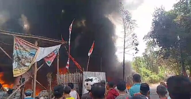 
					Gudang barang rongsokan di Gebangan, Kecamatan Krejengan, Kabupaten Probolinggo hangus terbakar, Sabtu (19/08/2023). (Foto: Istimewa)
