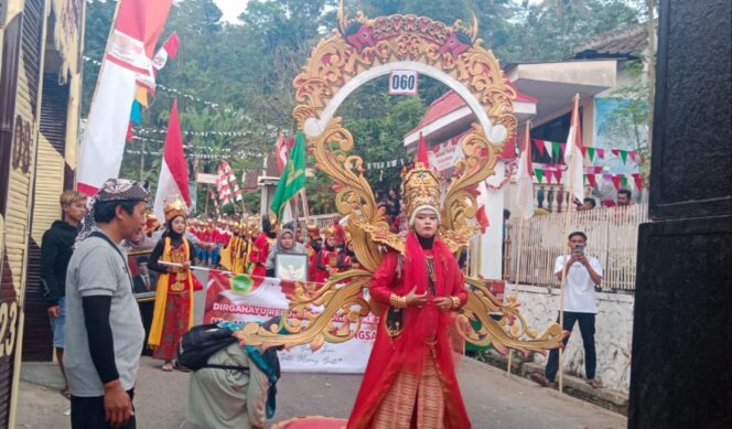 
					Warga masyarakat Kecamatan Tiris, Kabupaten Probolinggo meriahkan Festival Budaya dengan menampilkan busana nusantara dalam peringatan HUT ke-78 Republik Indonesia (RI). (Foto: Mas Dewa/Suararakyatindo.com)