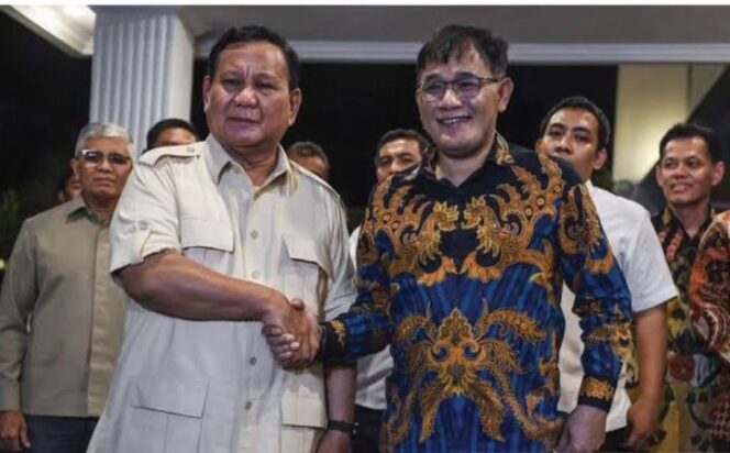 
					Menteri Pertahanan (Menhan) Republik Indonesia (RI) Prabowo Subianto dapat dukungan Mantan Aktivis 98, Budiman Sudjatmiko. (Foto: Antara)