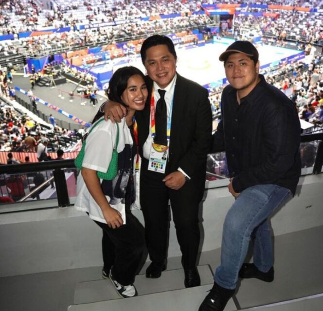 
					Ketua PSSI Erick Thohir saat foto bersama anak-anaknya. (Foto; ig @erickthohir)