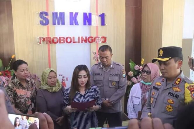 
					Luluk Nuril didampingi suami Bripka Nuril saat melakukan proses mediasi di ruang SMKN 1 Kota Probolinggo, Rabu (06/09/2023). (Foto: Istimewa)