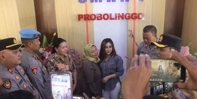 
					Kasus Perselisihan Luluk Sofiatul Jannah dengan Siswi SMKN 1 Kota Probolinggo Berakhir Damai yang ditandai dengan saling pelukan dan ciuman. (Foto: Istimewa)