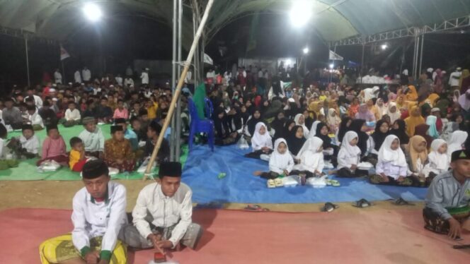 
					Pasarenan Bersholawat di penuhi oleh lautan Manusia. (Foto; SRI)