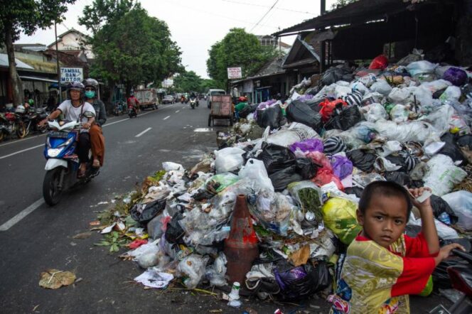 
					Tumpukan sampah dikawasan Lempuyangan. (Foto: Republika)