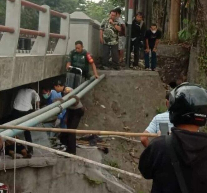 
					Proses evakuasi korban di bawah kolong jembatan, Rabu (06/09/2023). (Foto: Istimewa)