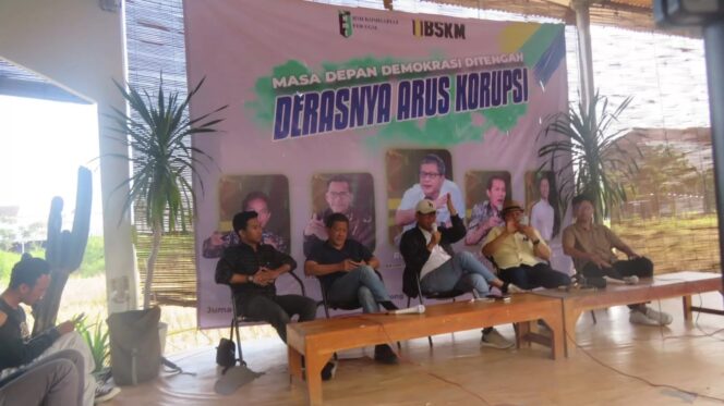 
					Pengamat Politik atau Akademisi Rocky Gerung saat menjadi pemateri di Yogyakarta. (Foto: Kirwan/Suararakyatindo.com)