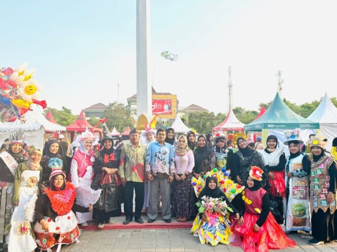 
					Peserta Fashion Carnival saat foto bersama di taman Alun-alun Kota Kraksaan. (Foto; SRI)
