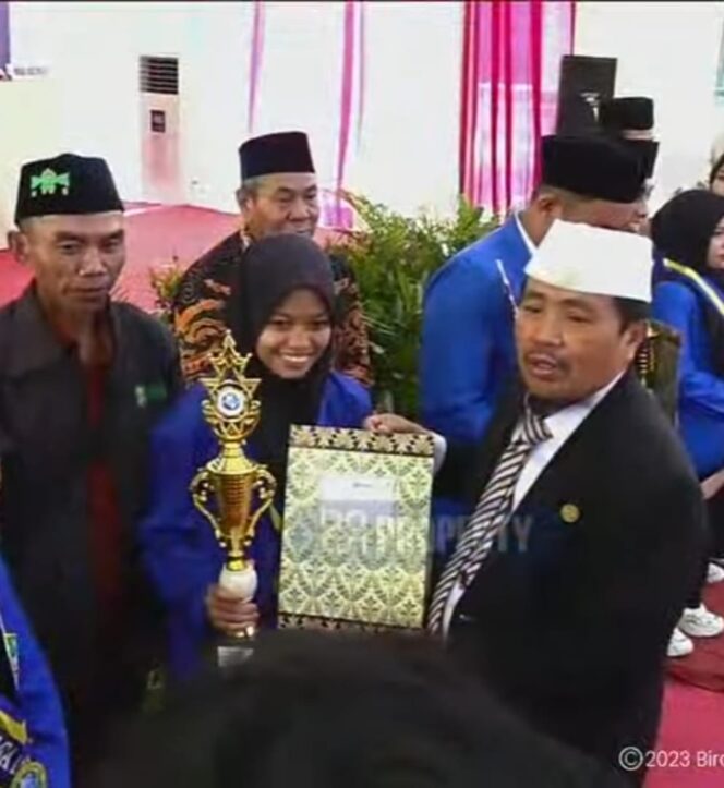 
					Najmah Syakiratun Ni'am mendapatkan penghargaan. (Foto; SRI)