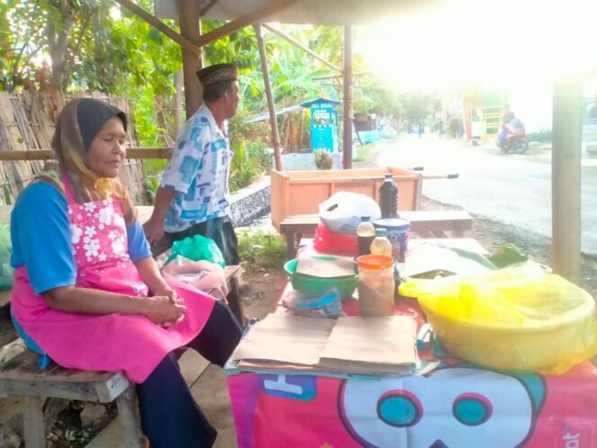 
					Tidak banyak yang di harapkan, melainkan kesehatan dan keselamatan, begitulah tutur seorang ibu penjual lupis apem dan ketan. (Foto: SRI)