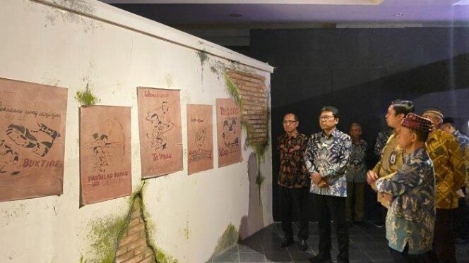 
					PJ Wali Kota Yogyakarta, Singgih Raharjo saat menyambangi salah satu spot pameran. (Foto: Istimewa)