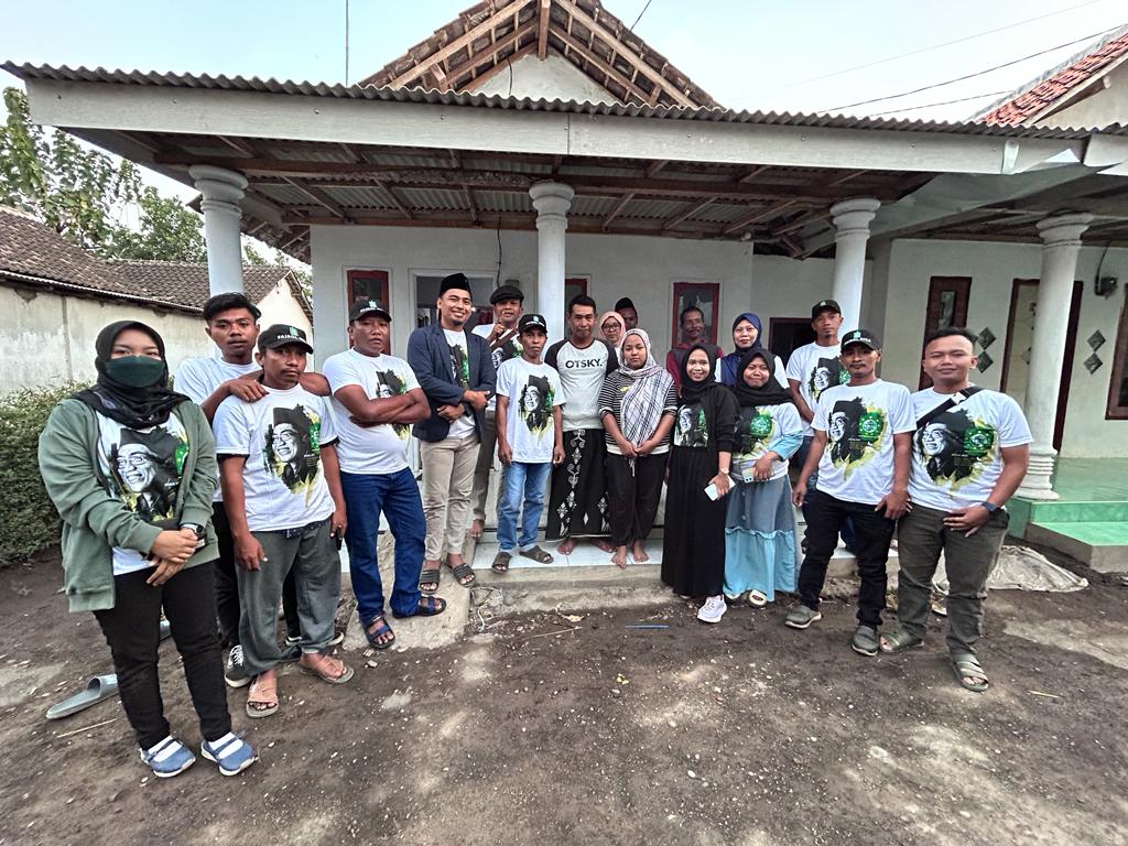 Saat tim relawan H. Faisol Riza Mendatangi rumah pemenang undian umroh gratis dari H. Faisol Riza