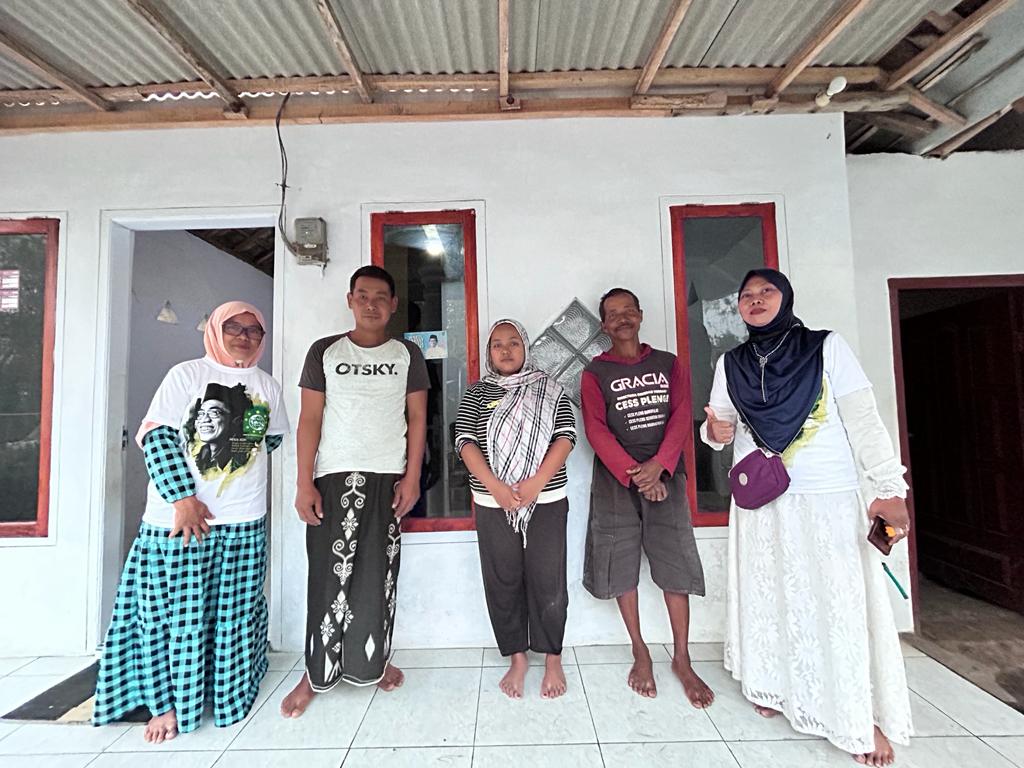 Foto keluarga pemenang undian umroh dari H. Faisol Riza