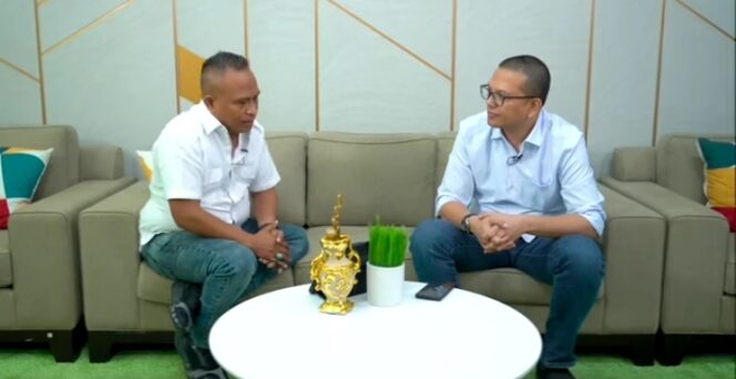 
					Wahab Talaohu saat Livestreaming di akun youtube Akuratco. (Foto: Akuratco)