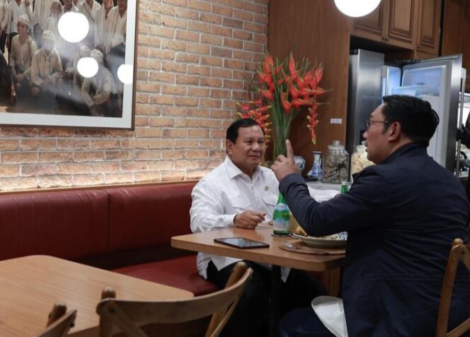 
					Prabowo dan Ridwan Kamil saat makan malam bersama. (Foto: ig @prabowo)