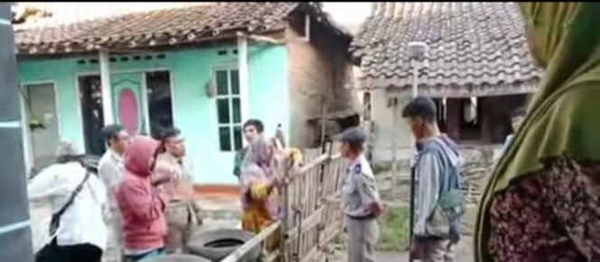 
					Pihak BPN saat ada perlawanan Oleh Susilowati saat mengukur tanah yang ditutup. (Foto; Istimewa)