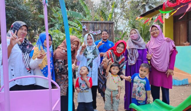 
					Tim PkM UST Yogyakarta bersama anak-anak PAUD KB Teratai. (Foto: Kirwan/Suararakyatindo.com)