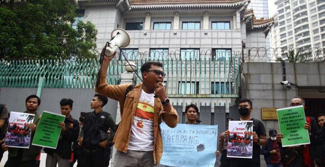
					Puluhan massa aksi geruduk Kedubes China, Jakarta Selatan, Selasa (19/09/2023). Foto: Detik