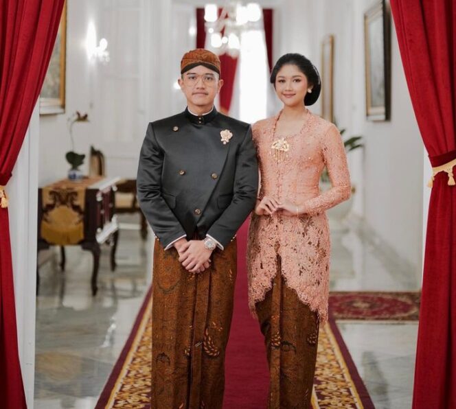 
					Kaesang saat foto bersama dengan sang istri di istana. (Foto: ig @kaesangp)