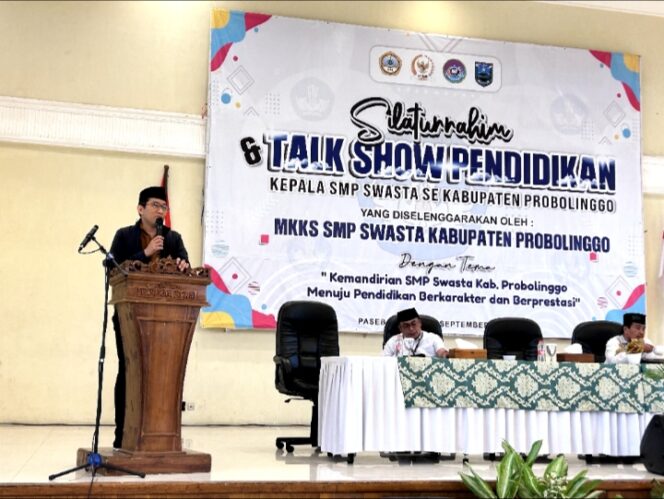 
					Faisol Riza saat mengisi Sambutan di acara talk show tentang pendidik swasta. (Foto: SRI)