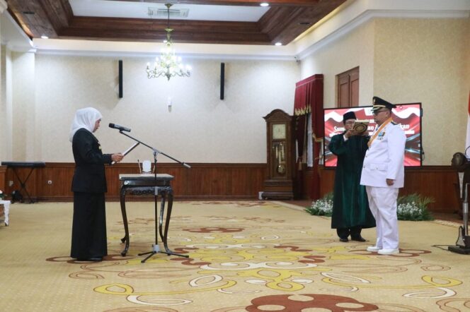 
					Gubernur Jawa Timur, Khofifah Indar Parawansa saat melantik Drs. HA Timbul Prihanjoko sebagai Bupati Probolinggo, Surabaya (06/09/2023). Foto: Ist/Endlessprobolinggo