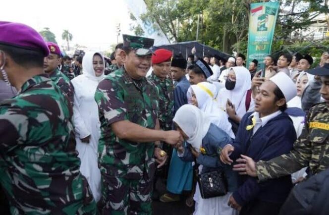 
					Panglima TNI saat menemui warga. (Foto; Ist/ilustrasi)