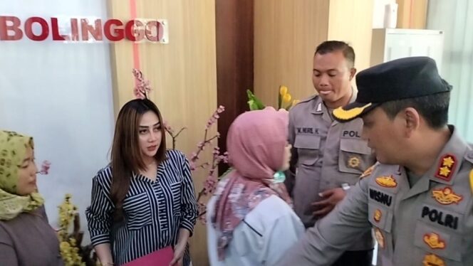 
					Luluk Sofiatul Jannah ditemani sang Suami saat melakukan mediasi bersama orang tua Siswi SMKN 1 Probolinggo. (Foto: Istimewa)