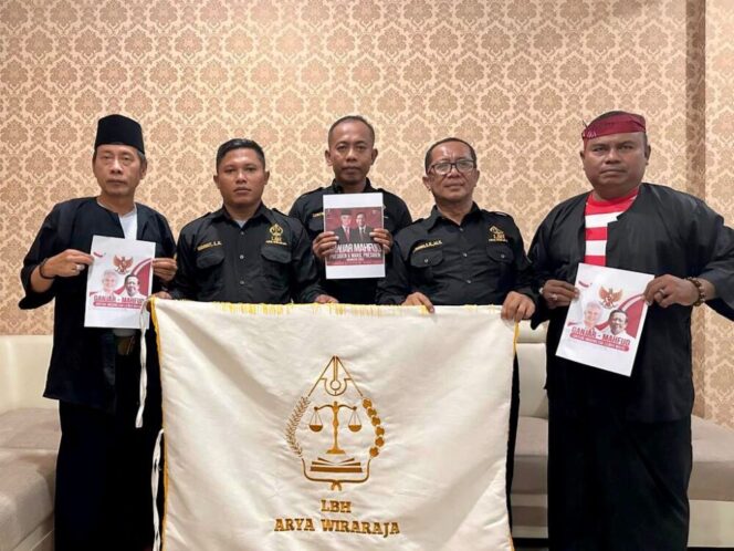 
					LBH Aryawiraraja saat foto bersama dukung Ganjar-Mahfud Md. (Foto: SRI)