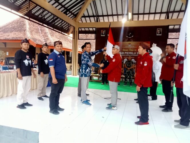 
					Serah Terima Pataka Yang di berikan oleh PPK Kecamatan Gading terhadap PPK Kecamatan Krejengan. (Foto: SRI)
