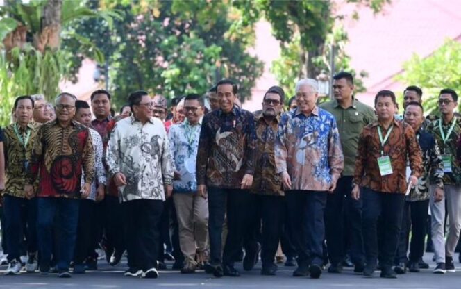 
					Presiden Jokowi saat berjalan beriringan. (Foto: IG Jokowi)