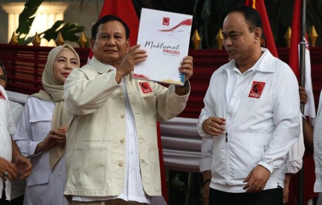 
					Prabowo Subianto saat menunjukkan bukti dukungan relawan Projo terhadapnya. (Foto: ig @prabowo)