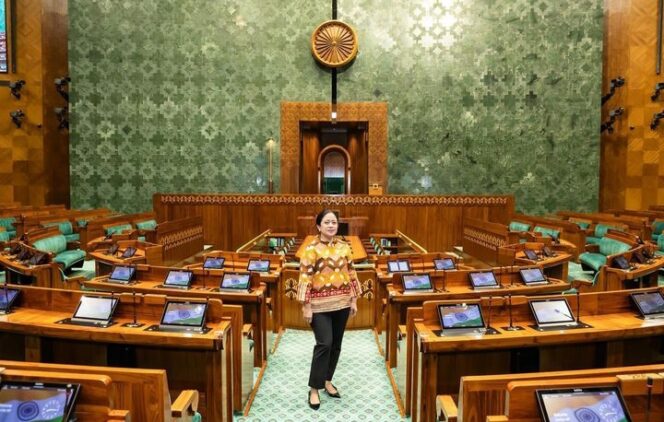 
					Puan Maharani saat foto di gedung DPR. (Foto: Ig @puanmaharaniri)