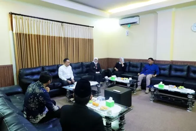 
					Pejabat (Pj) Bupati Lumajang, Indah Wahyuni berkunjung di Gedung DPRD Lumajang, Senin (02/10/2023). (Foto: Pemkab Lumajang)