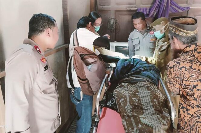 
					Jasad Kakek Kasiman (80) yang ditemukan tewas tergeletak (16/10/2023). (Foto/Suararakyatindo)