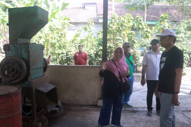 
					Pejabat Walikota Jogja Singgih Raharjo (paling kanan) meninjau alat pengelola sampah di TPS3R Nitikan. (Foto/Pemkot)