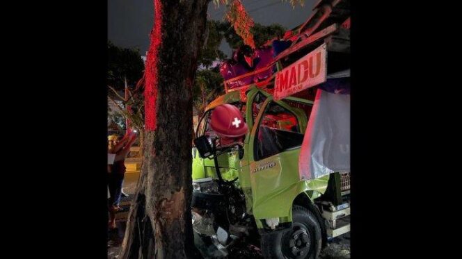 
					Petugas Polisi mengevakuasi truk