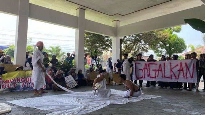 
					Ratusan warga Padukuhan Ponggok 2, Kalurahan Trimulyo, Kapanewon Jetis, Kabupaten Bantul, melakukan aksi penolakan rencana pembangunan IPLT di halaman kantor DPRD Kabupaten Bantul pada Senin (6/11/2023). (Foto/Tribunjogja).